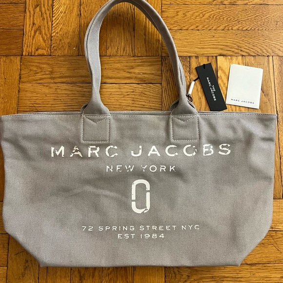 New-MARC JACOBS
The Traveler Canvas Large Tote Bag - Picture 1 of 16